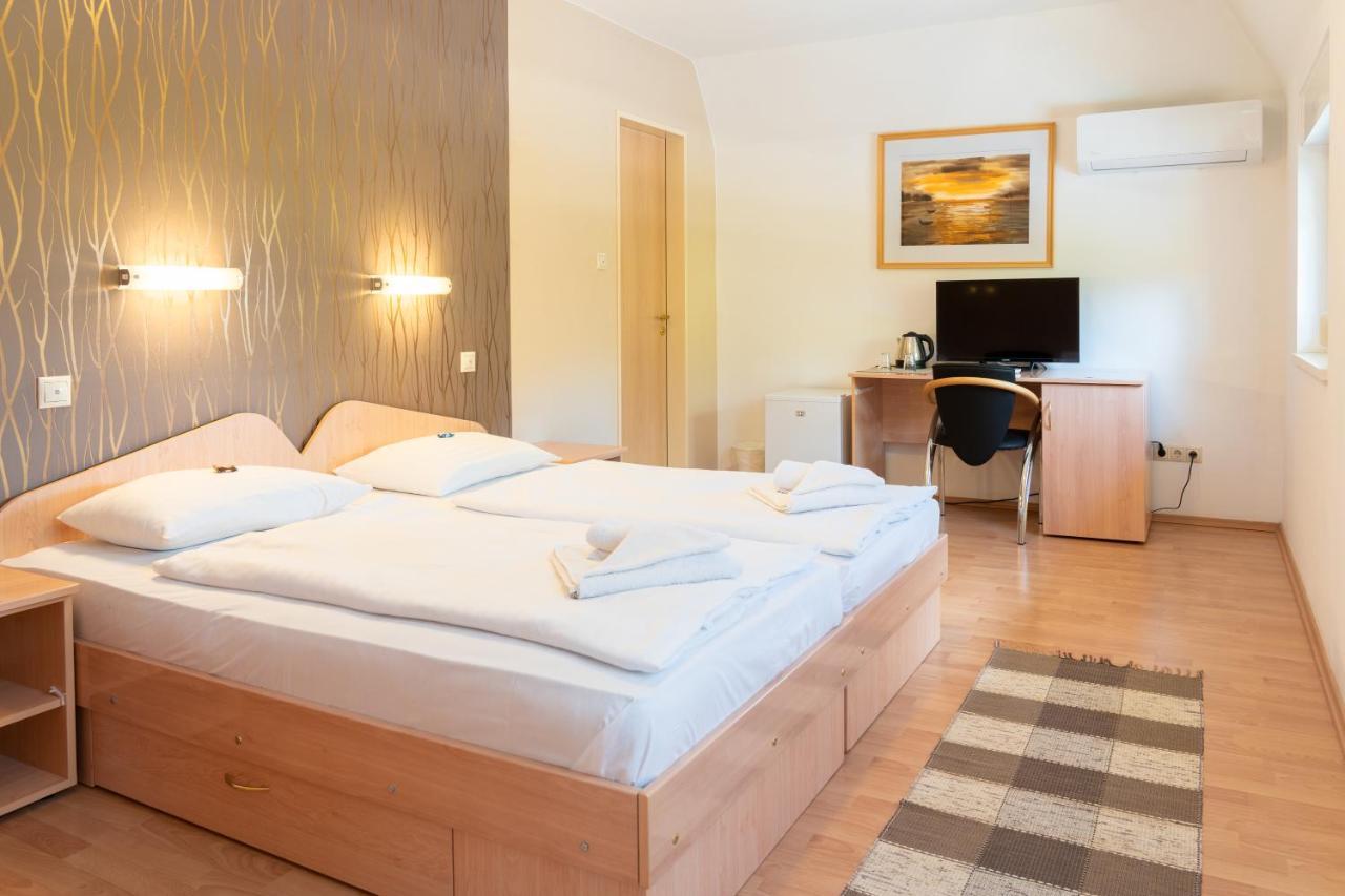 Balatonair Vendeghaz Hotel Balatonfured Bagian luar foto